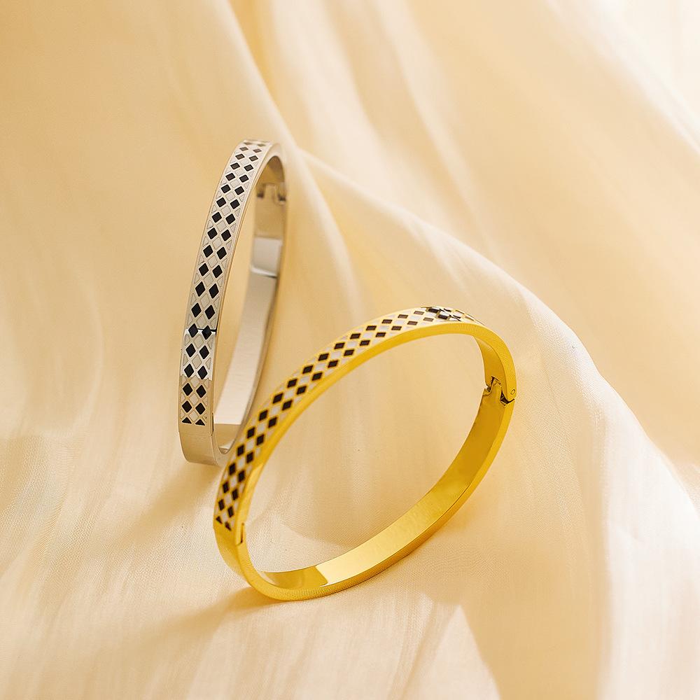 Fashionable Enamel Jewelry Jewelry Gift Bracelet Black and White Diamond Pattern Bracelet