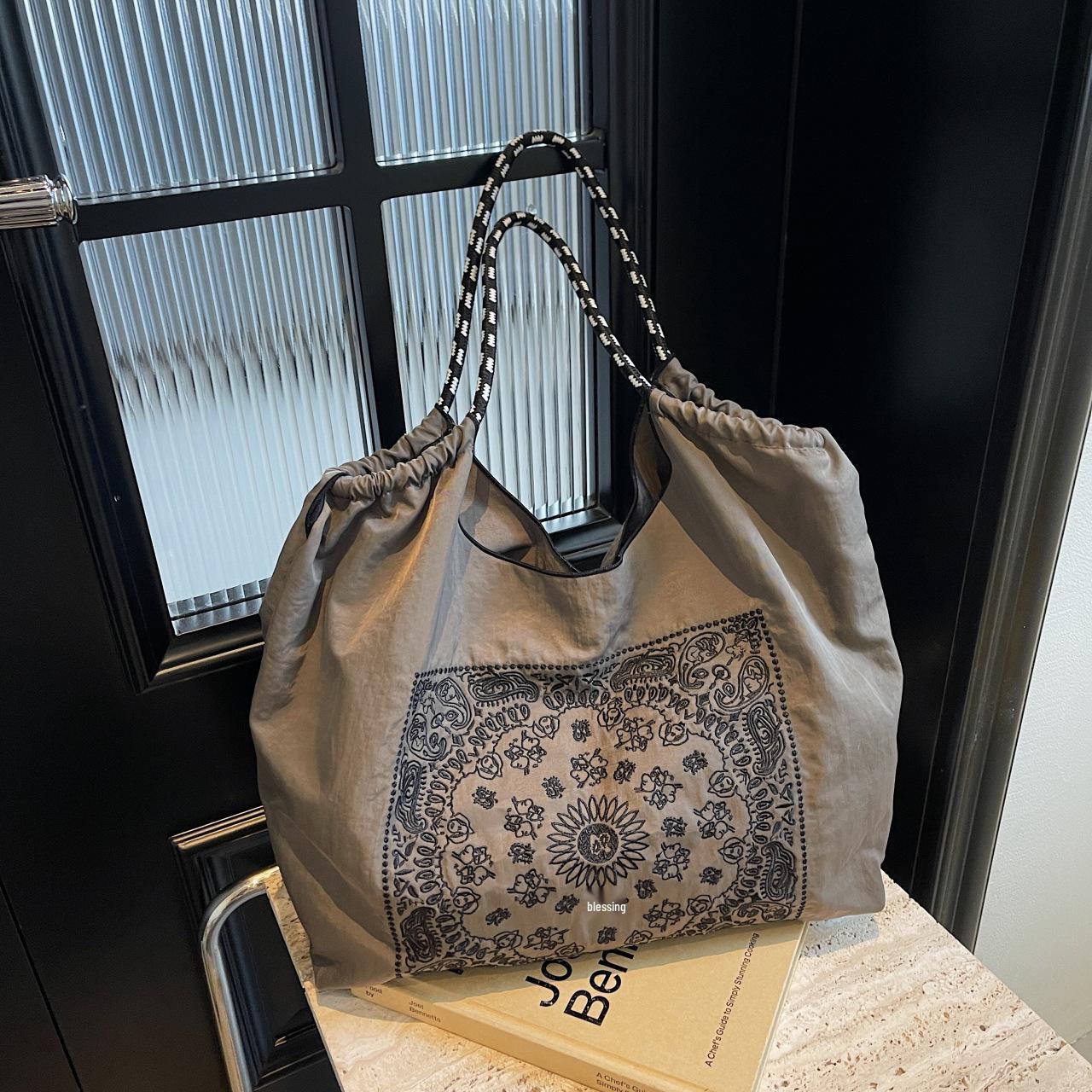 

Экологичная нейлоновая сумка-тоут через плечо с вышивкой в японском и корейском стиле для женщин серый