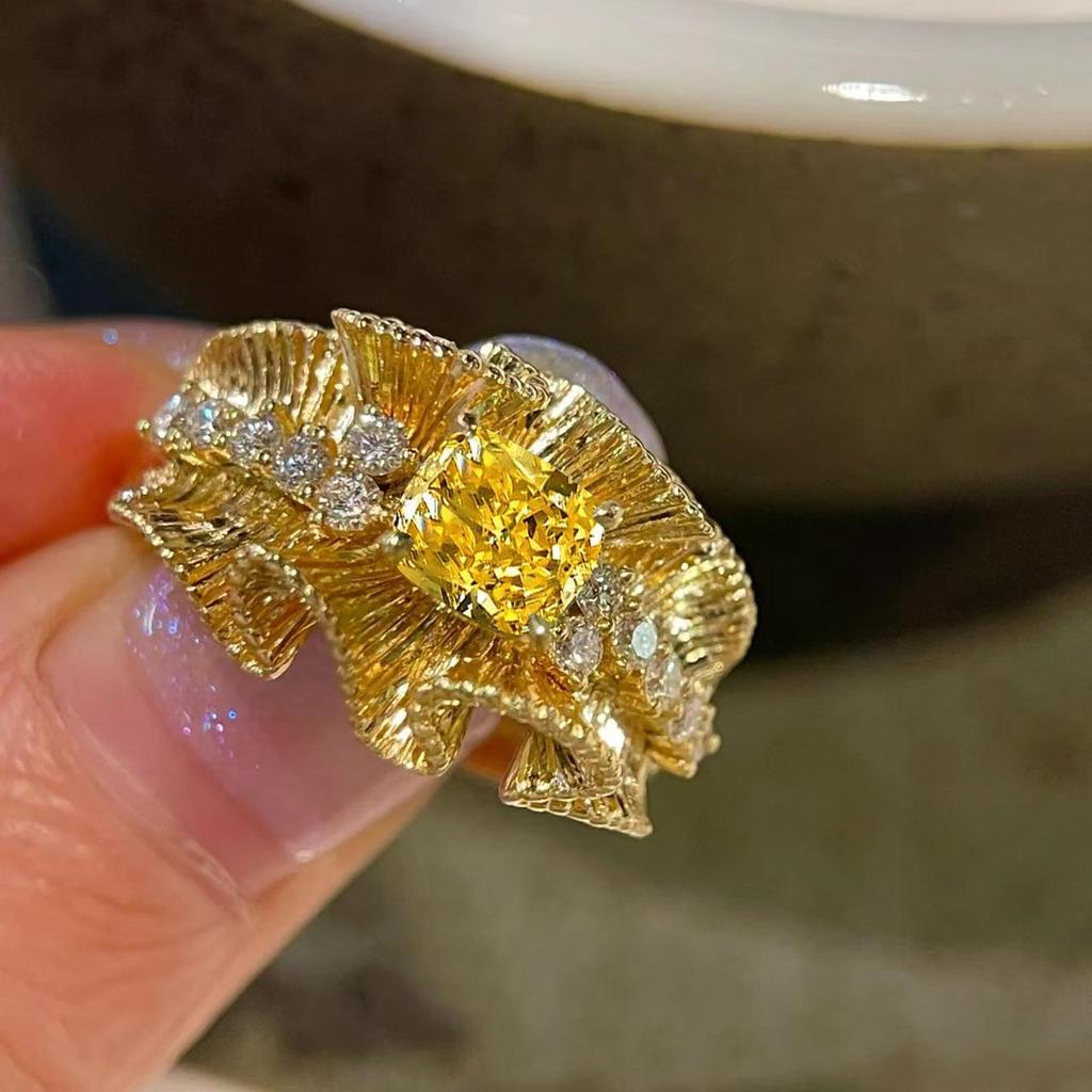 French Retro Lace Yellow Diamond Women's Ring - Hand-Brushed, Pleated, Forged Gold with Elegant Niche Design.