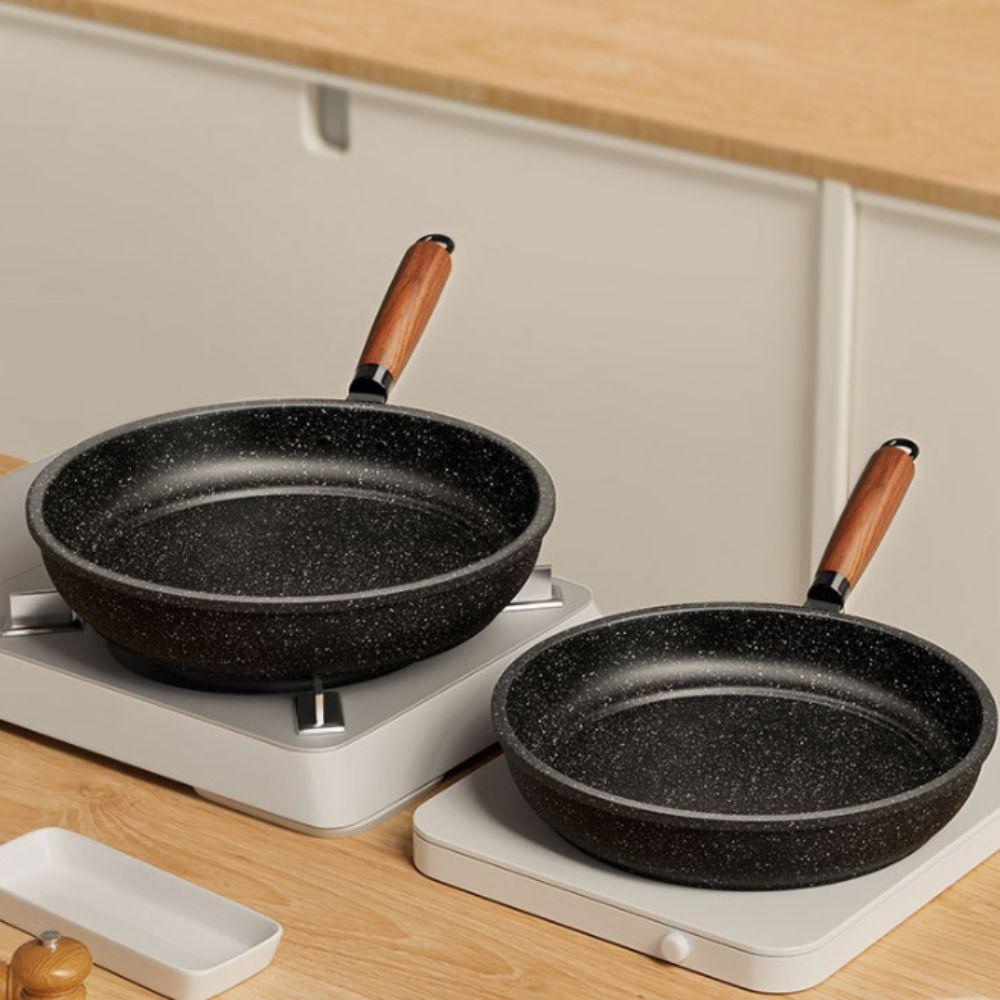 Flat Bottomed Stir Fry Pan Wood Handle Omelette Skillet Cooking Pan Saucepan  Steak