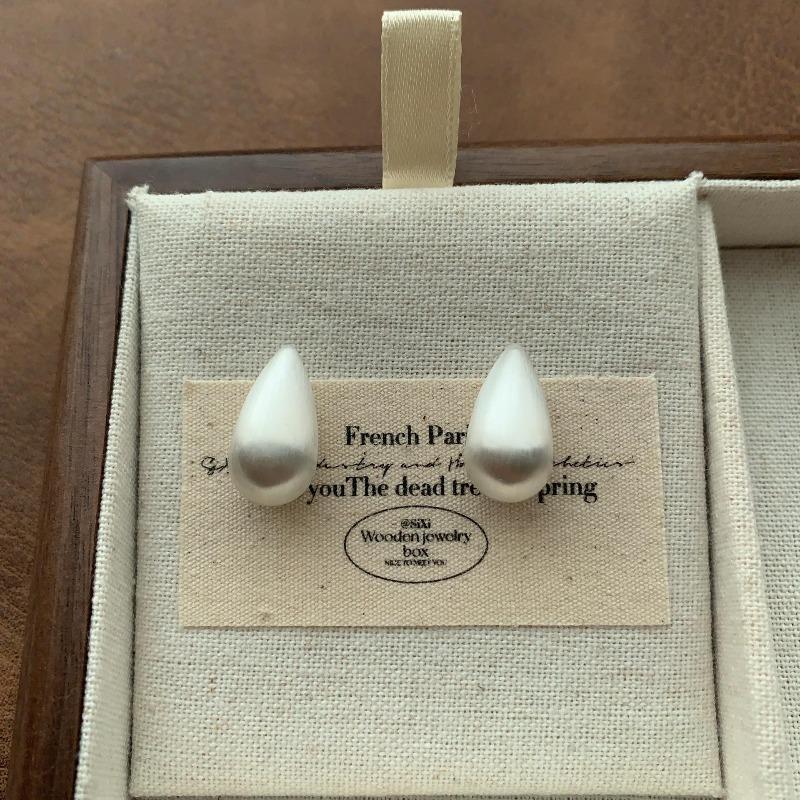 

Simple Water Drop Stud Earrings Saturated Retro Light Luxury Fashion Versatile Personality Advanced Sense Daily Commuter Earrings