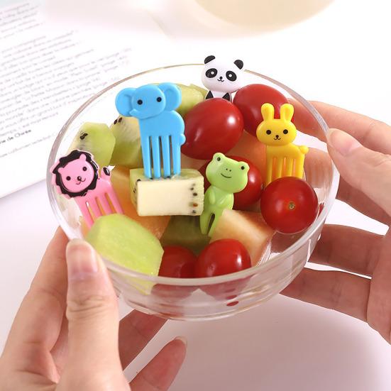 10Pcs Cartoon Animal Fruit Forks Cake Dessert Food Picks Lions Giraffe Elephants Animal Toothpicks Creative Food Presentation Tools for Kids