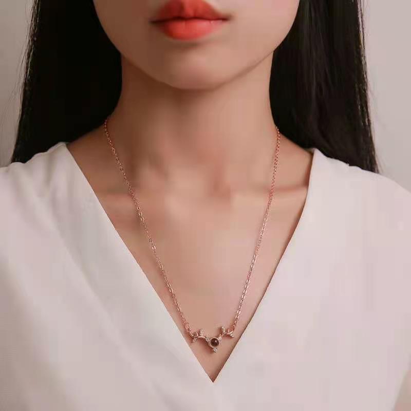 Collier Projection Cerf: Chaîne en Titane 'Je T'aime' en 100 Langues pour Femmes - Bijou Tendance pour la Clavicule Cadeau de Noël pour Petite Amie
