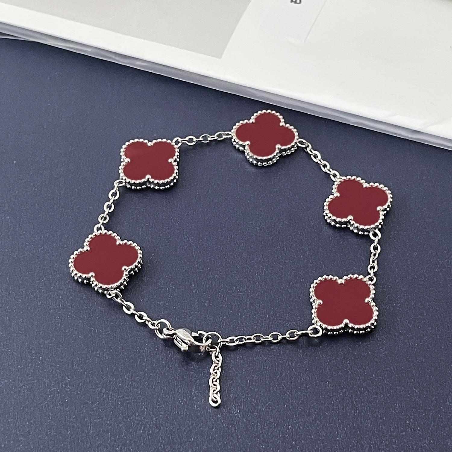 

Высококачественный браслет из титановой стали с четырехлистным клевером 15 мм, удачные цветы, легкая роскошь, тренд, сеть, красный, ощущение премиальности, не теряет цвет, браслет женский