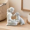 Jedinečná ručně vyráběná památka na mazlíčka 3D tištěná figurka dívky se psem, minimalistická dřepící socha pro domácí dekoraci, emoční dárek soustrasti, léčení