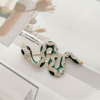 La Broche Serpent en Alliage du Zodiaque avec Goutte d'Huile et Diamants en Forme de Serpent Est Un Design de Niche avec Une Mignonne Broche Animal
