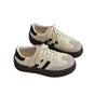 Koreanische Version von Plateau-Freizeit-Board-Schuhen für Damen, Herbst 2025, neu, retro, vielseitig, weiche Sohle, Leder, leichte Sport-Trainingsschuhe