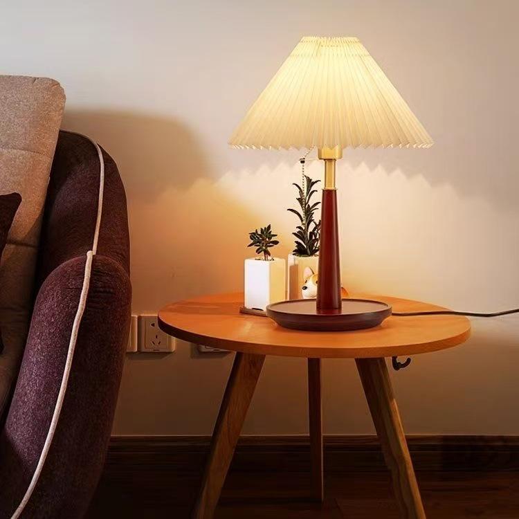 Vintage High-End Bedside Lamp – Retro Desk Light for Bedroom & Studio, Perfect for an Elegant Wedding Atmosphere