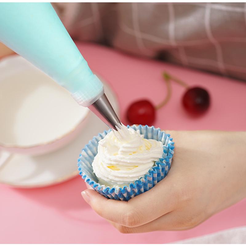 ATUCOHO Sac à Poche in Silicone per Glassa e Panna da Pasticceria Set da 6 Ugelli in Acciaio Inossidabile Set di Ugelli Decorativi per Torte Fai da Te Accessori da Cucina