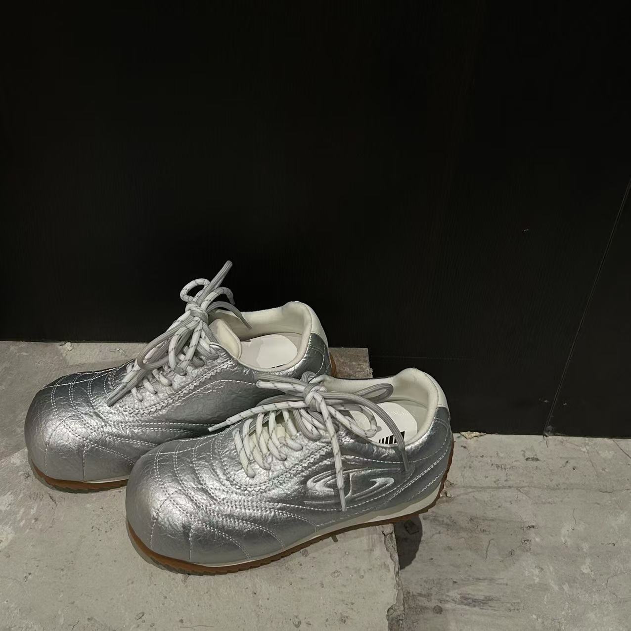 

Spot German training shoes women s 2025 spring new flat-soled soft-soled lightweight sports and leisure little white shoes versatile small leather sh 40 серебряный