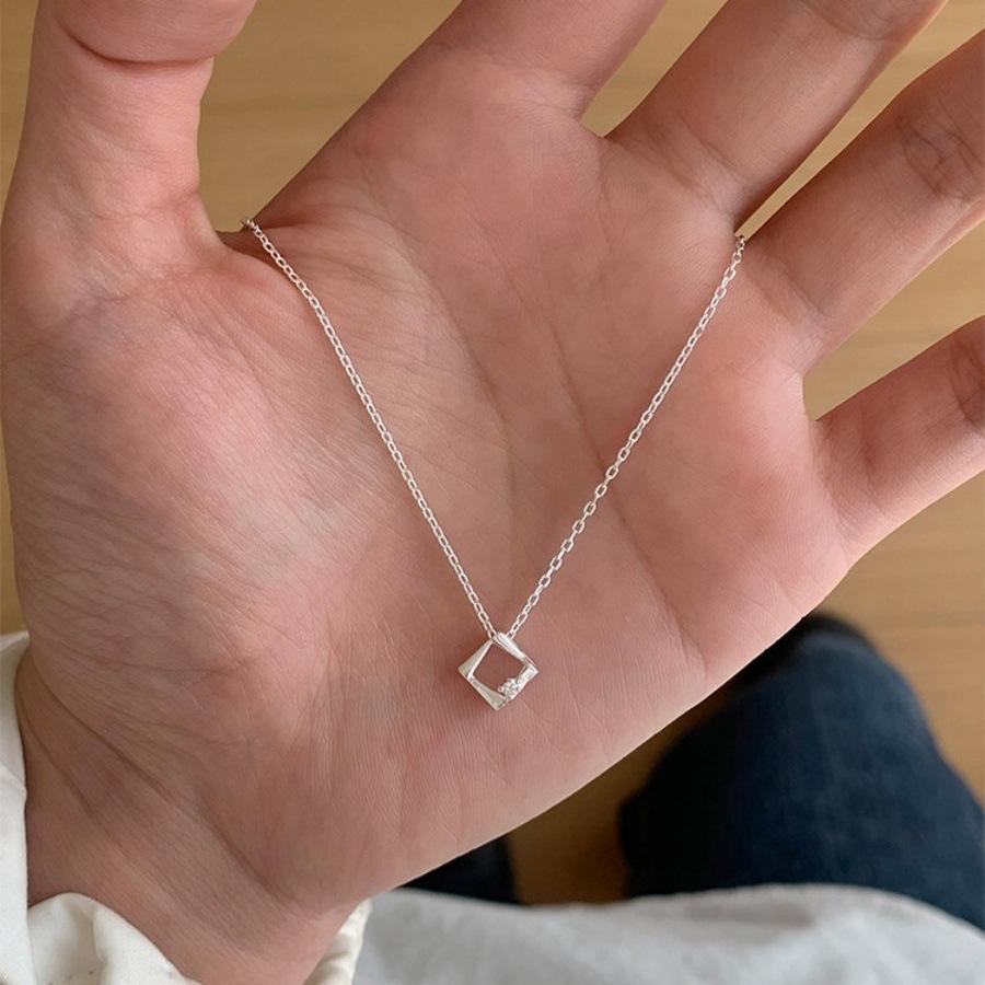 Korean version of simple square geometric necklace women's daily collarbone chain accessories
