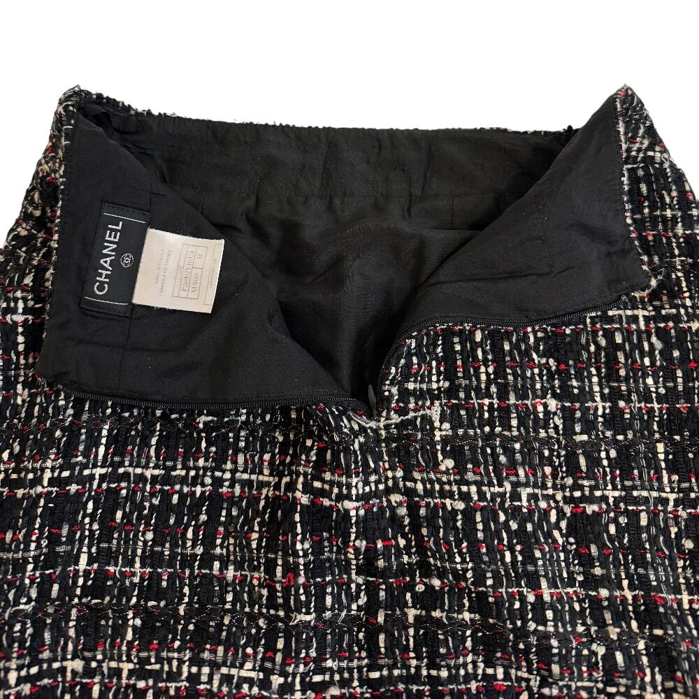 Chanel P26002V16324 Długość do kolan spódnica tweedowa z guzikiem z logo COCO czarny tweed Używana