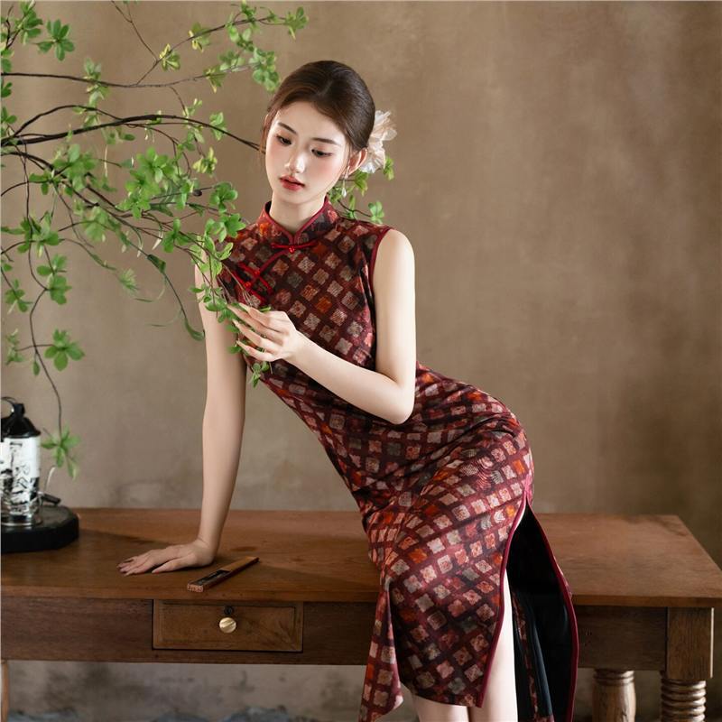Burgundy rhombus improved cheongsam women's summer new Chinese style retro slim and thin sleeveless long dress Hong Kong style temperament