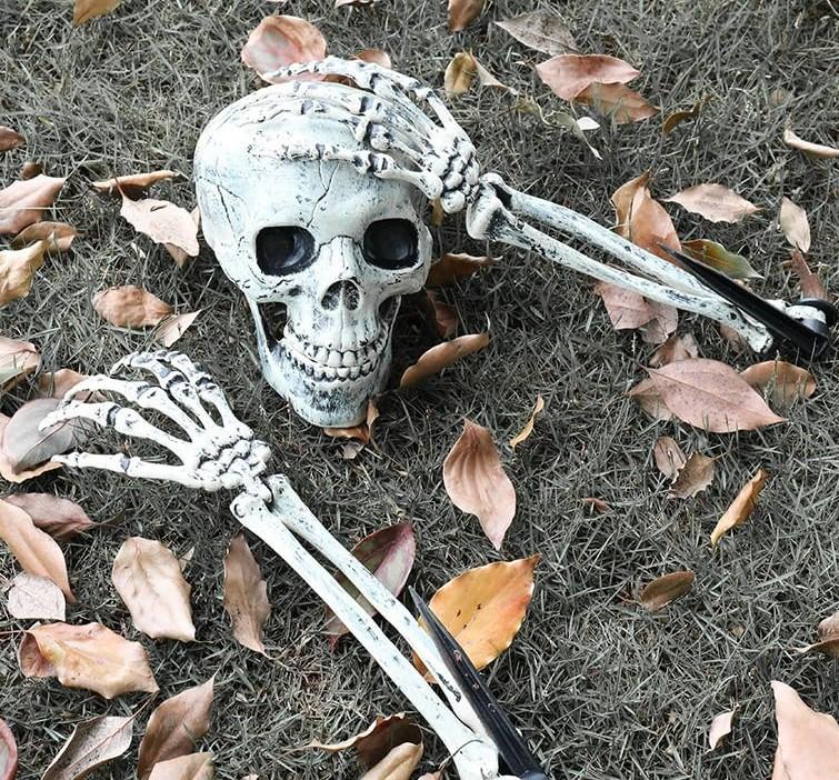 Halloween decorations, venue layout props, skulls, skeletons, ghosts on the ground