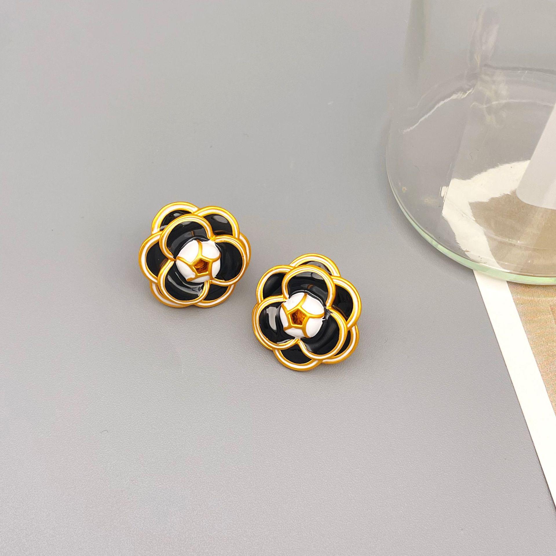 

Винтажные эмалевые серьги с камелиями: Черно-белые серьги-пусеты с трехслойными цветами из стерлингового серебра 925 пробы чёрный