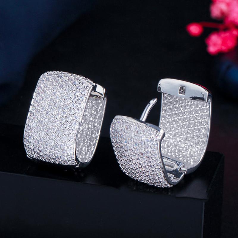 Huitan Creolen mit vollem Zirkonia für Frauen, Bling Bling, Temperament, weibliches Ohr-Accessoire, luxuriöser Brautschmuck für die Hochzeit