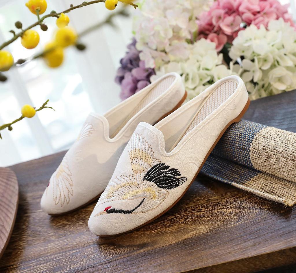 Women's Retro Embroidered Cotton Pointed Toe Slipper