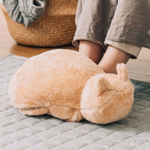 This cat hot water bottle, a cat-shaped, heat-storing hot water bottle, is designed to look like a cat. It's a cute, eco-friendly gift and comes with