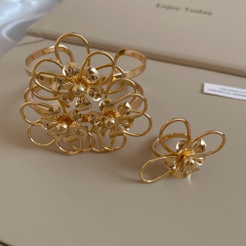Wind Metall Blume Hohl Öffnung Armband Ring Set Übertrieben Explosion Armband Leichter Luxus High-End Schmuck