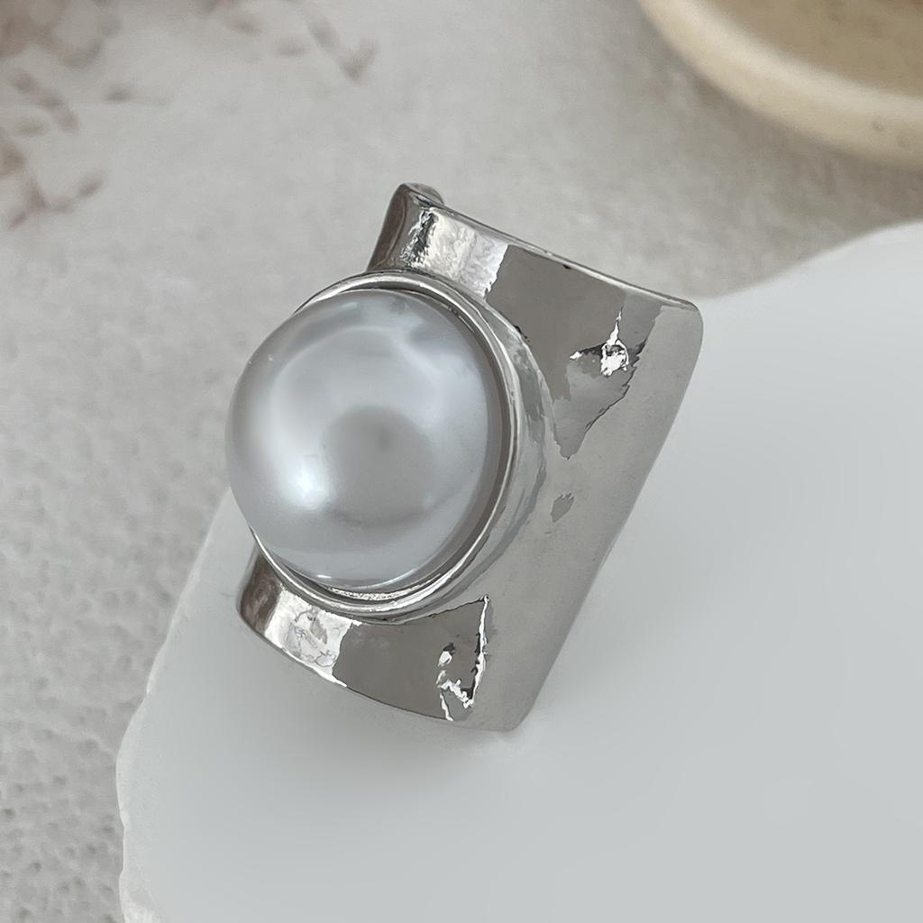 Exaggerated Large Pearl Metal Geometric Wide-Sided Ring, Personalized Line Smooth Joint Ring Ring
