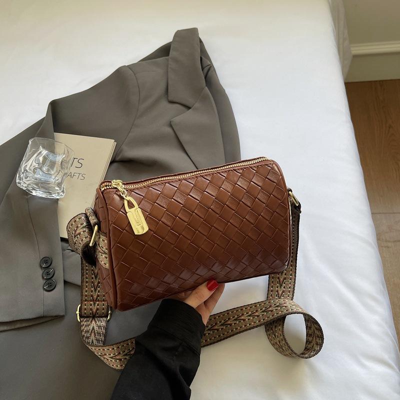 

2025 summer new pillow bag large-capacity bag women s trend woven shoulder bag fashion casual messenger bag коричневый