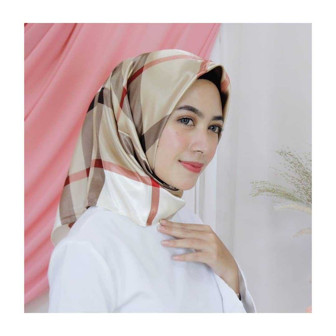 

Высококачественные роскошные шелковые шарфы, повязка на голову, шарфы, шейный шарф для женщин, шелковый шарф с цепочкой, женская декоративная шаль 90*90cm（polysatin)