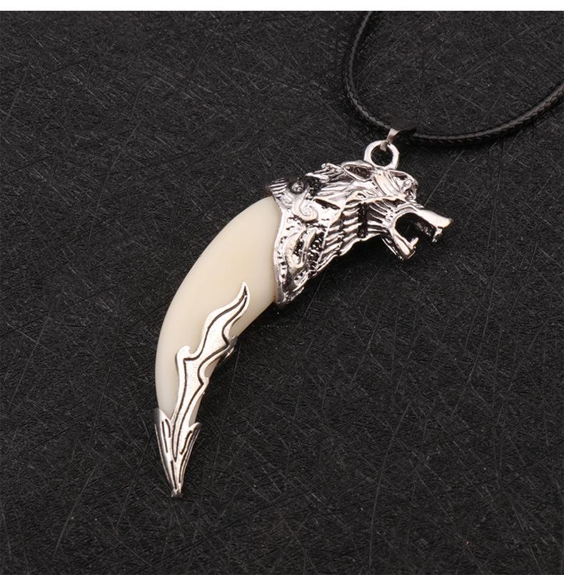 Collier Dent de Loup pour Homme: Pendentif Dominateur Dent de Chien Noir sur Chaîne Rétro en Acier Titane - Accessoire Tendance pour 2025.