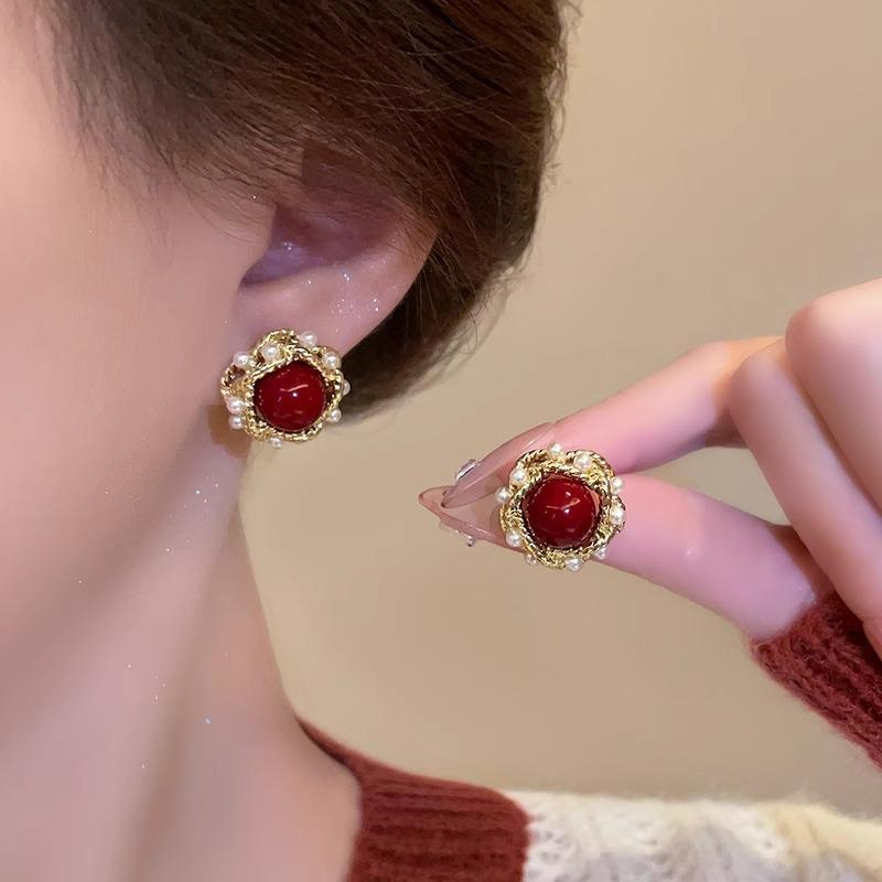 

Красные акриловые серьги-пусеты для женщин, с витым металлическим боком и бусинами из искусственного жемчуга, милое украшение для ушей для девочек, новогодние украшения