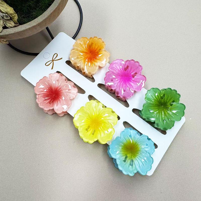 European & American 4CM Frangipani Claw Clip Hairpin - Fashionable Vacation Floral Accessory.