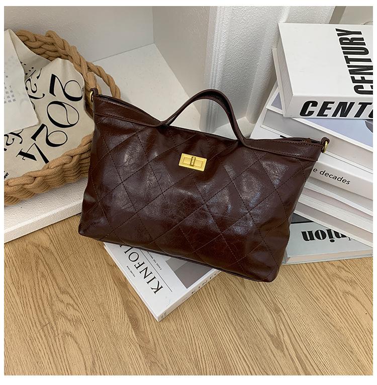 

Корейская нишевая матовая ромбовидная портативная сумка-тоут женская 2025 осень простая и модная универсальная на плечо сумка-мессенджер