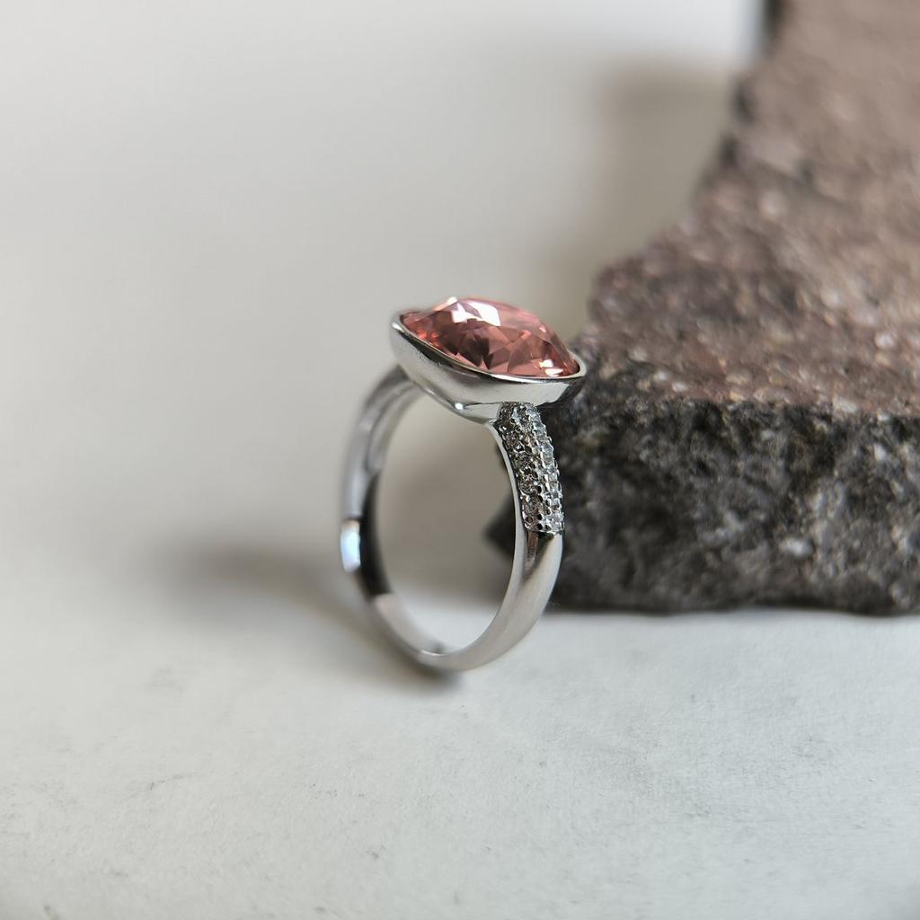 Серебряное кольцо с фианитами, вес изделия 4,35 гр (60002281)
