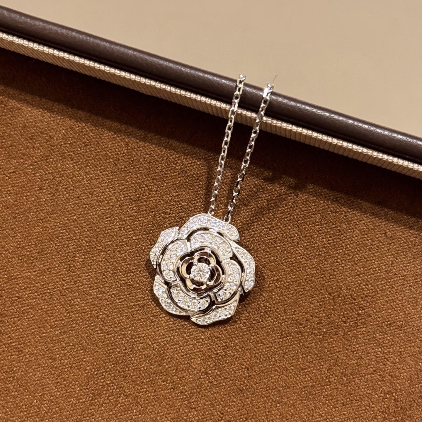 

Flower Hollowed Out Necklace, 925 Sterling Silver Pendant with Diamonds, Exquisite for Daily Wear and Gift Giving, Essential for Birthdays серебряный