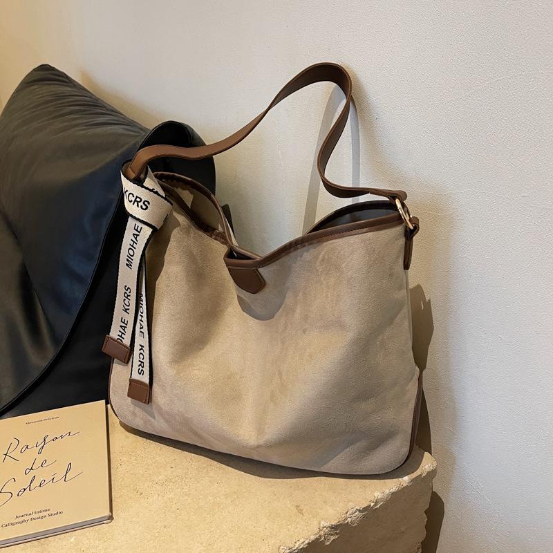 

Сумка большой вместимости женская 2025 супер огонь мода замшевая сумка через плечо текстура для работы通勤 сумка-мессенджер тоут женская хаки