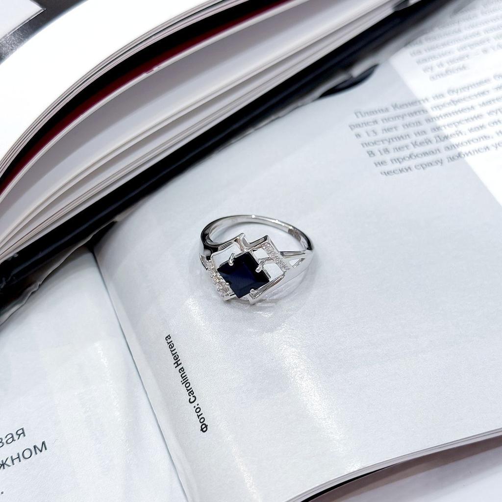 Bague en argent avec saphir naturel 2,13 ct, oxydes de zirconium, poids de l'article 3,22 g (2162612)