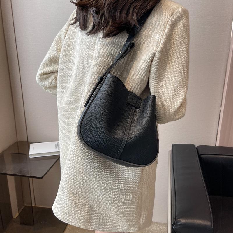 

Versatile small handbag for women 2026 spring new shoulder bag fashi crossbody bag retro business daily commuter bucket bag чёрный