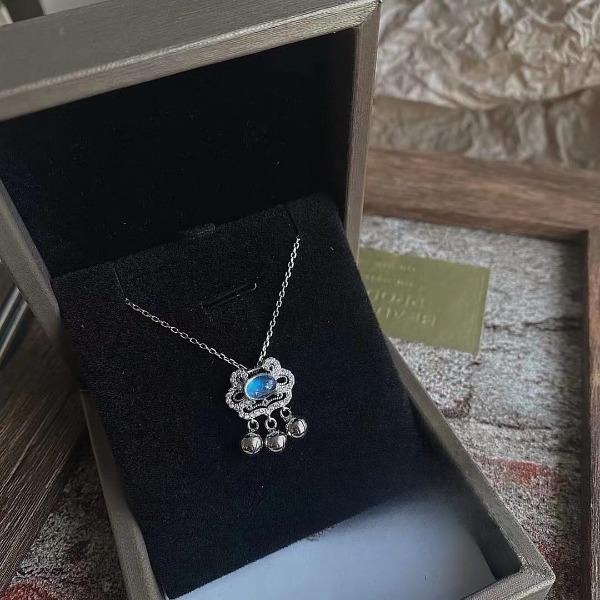 Mondstein Sicherheitslanges Leben Schloss Halskette für Frauen Koreanische Version Einfaches Glocken Ruyi Schloss Design Sinn INS. Elegante Schlüsselbeinkette