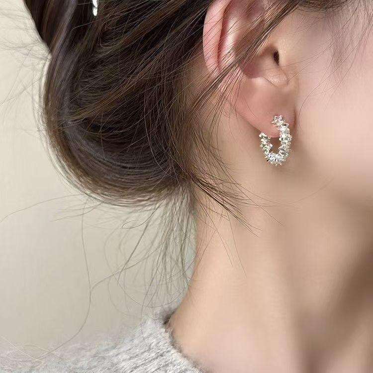 

Трендовые серебряные серьги-кольца с бусинами 2024 года: Уникальный дизайн, простая элегантность, идеальный вариант на все случаи жизни.