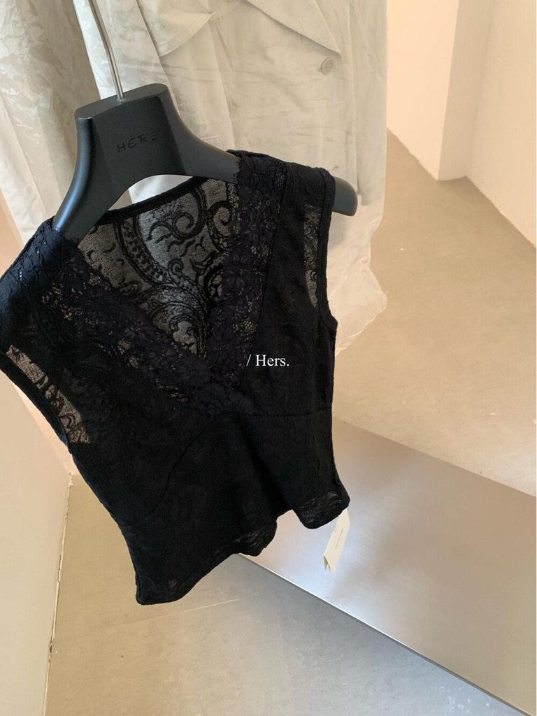 French V-neck Lace Camisole for Women - 2026 Spring Slim Fit Spaghetti Strap Layering Top