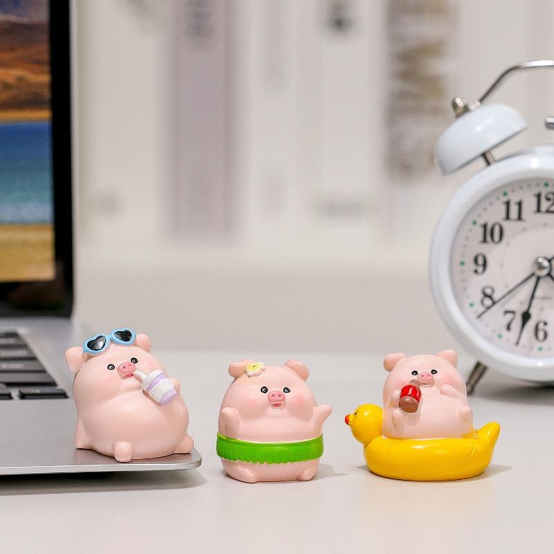 Creative Holiday Leisure Piggy Cartoon Figurine Handcrafted Toy Car Decorative Item for Tabletop Decoration, A Soothing Decorative Item.