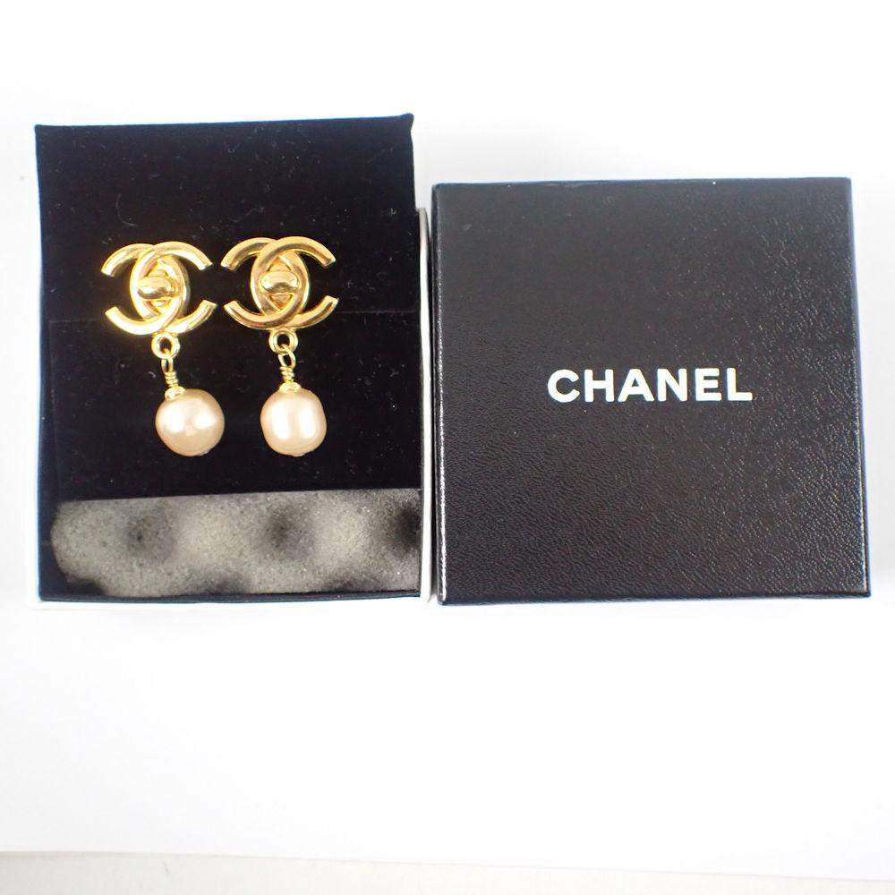 Pre-owned CHANEL faux pearl earrings with gold hardware and box (g512-33)