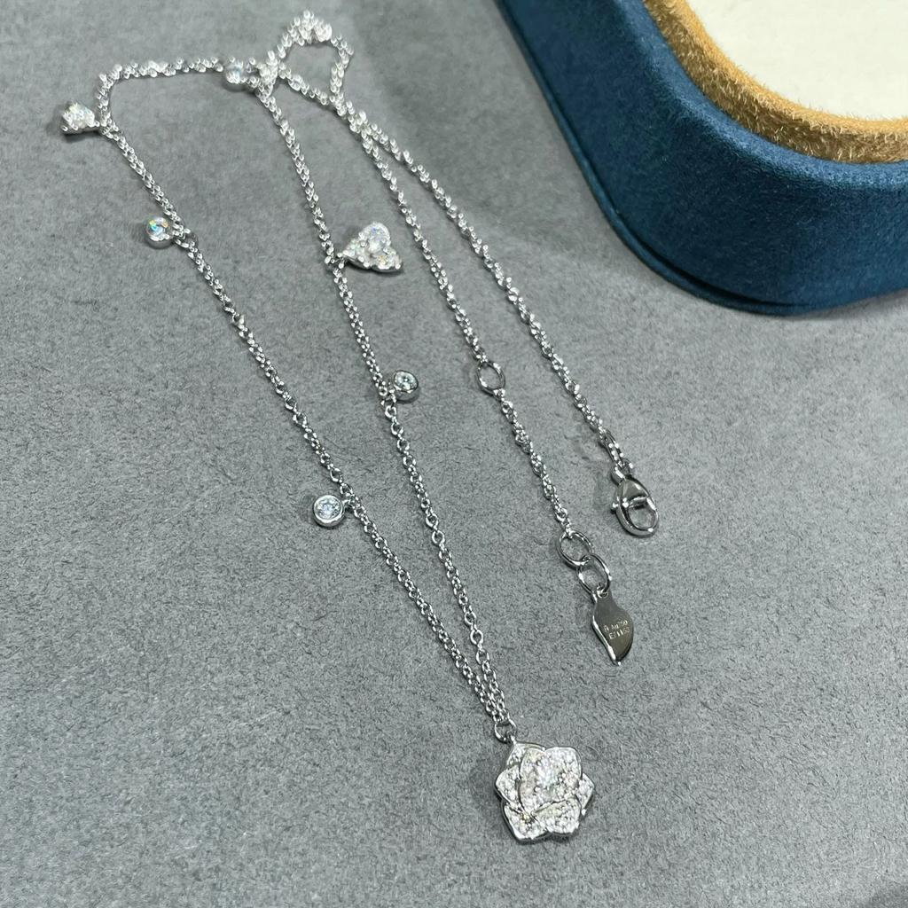 2024 New Hot Brand Vintage Women's Necklace Luxury Jewelry For Women Fashion Flower Type Designer Pendant Long Chain Necklace