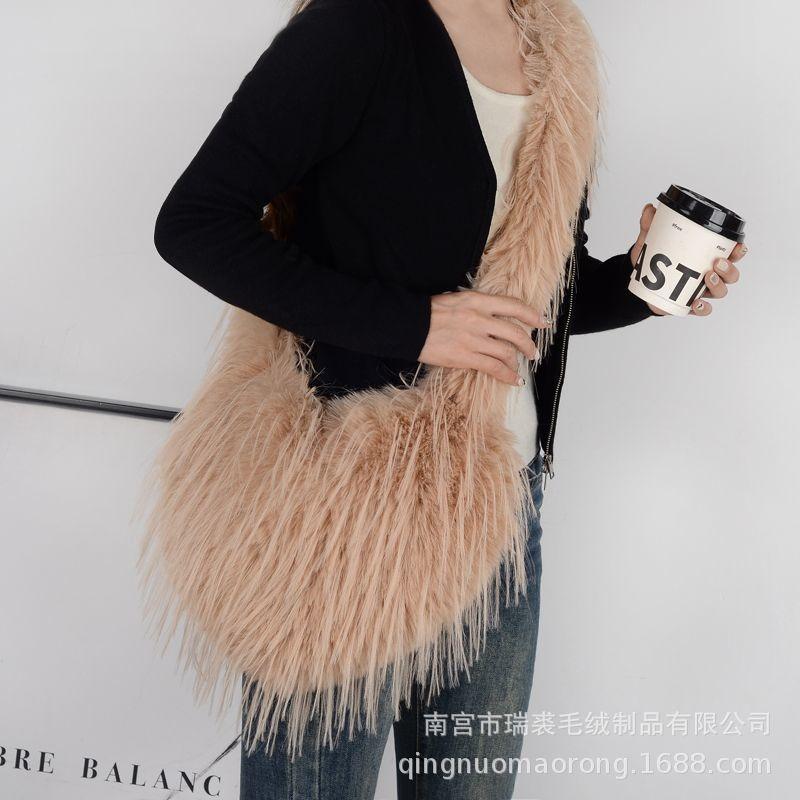 New Fringed Heart-shaped Fluff Bag Spice Girl Wind Heart-shaped Turkey Feather Messenger Bag Large-capacity Plush Shoulder Bag