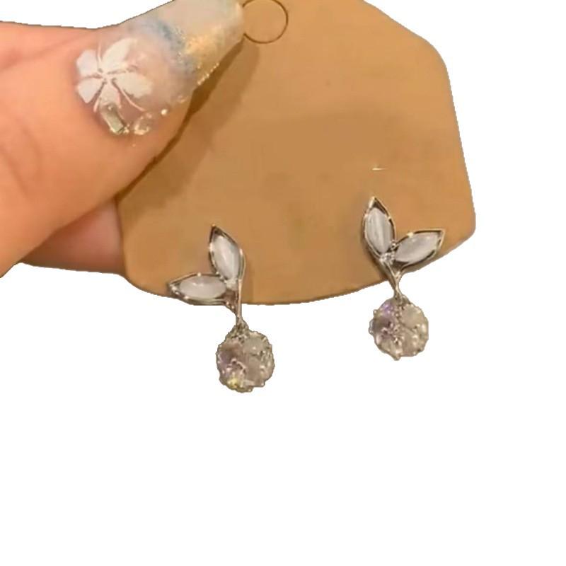 Fishtail Earrings: Chic French Design with Luxury and Versatile Style серебряный