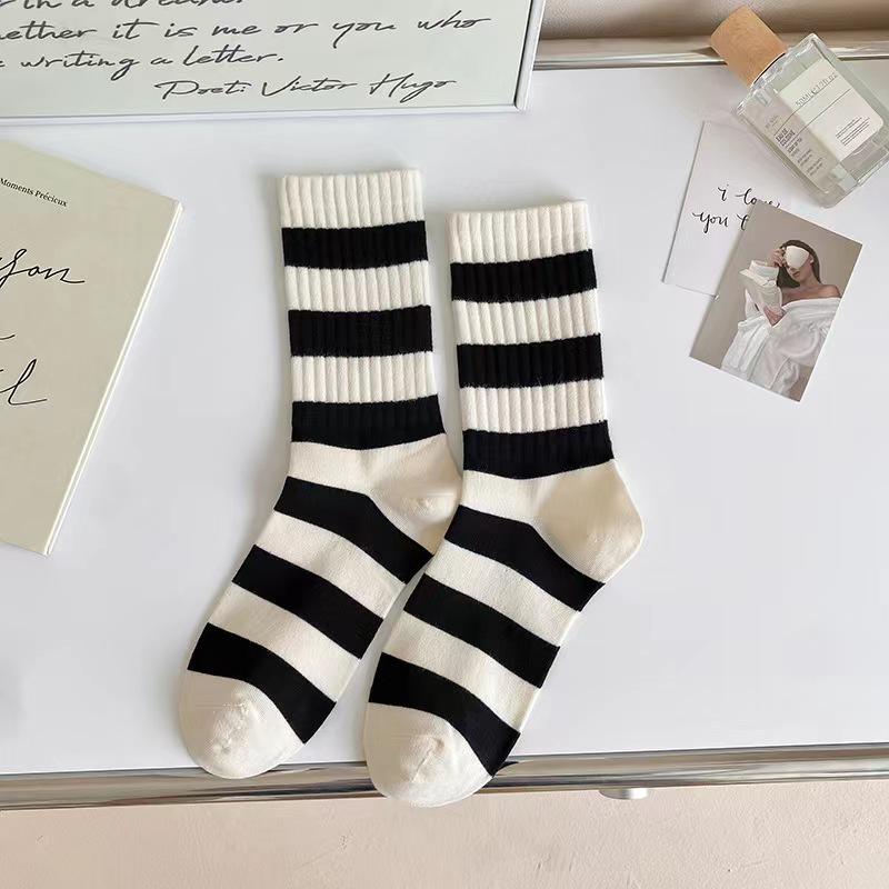 

Autumn/Winter Breathable Striped Sports Socks for Women - Trendy Black and White Versatile Star Design One Size