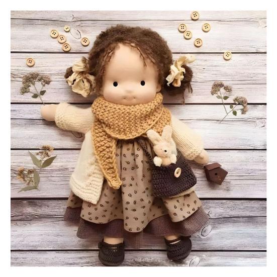 Păpușă Waldorf de 12 inchi, realizată manual, în rochie florală, cu pulover tricotat și eșarfă, cutie cadou pentru fete