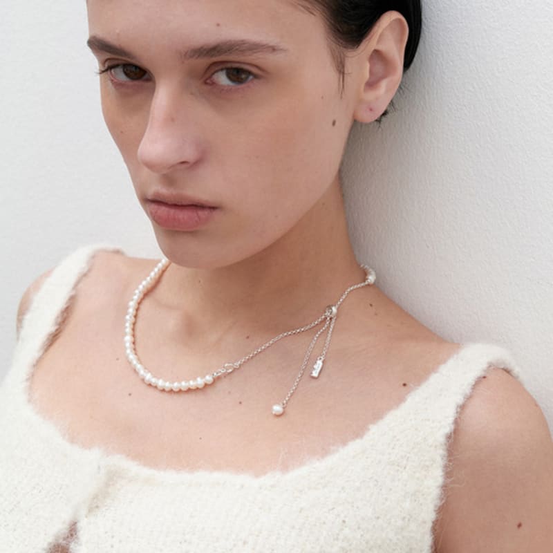 

MIDNIGHT MOMENT flexible pearl necklace silver