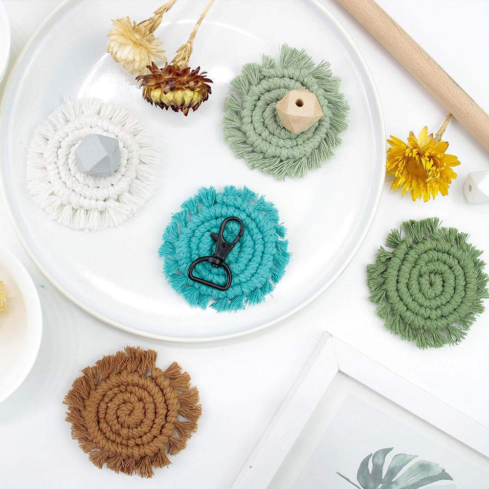 2 Stück Handgewebte Runde Quasten Untersetzer Einfarbige Kreis Muster Hitzebeständige Matten für Tassen Geschirr