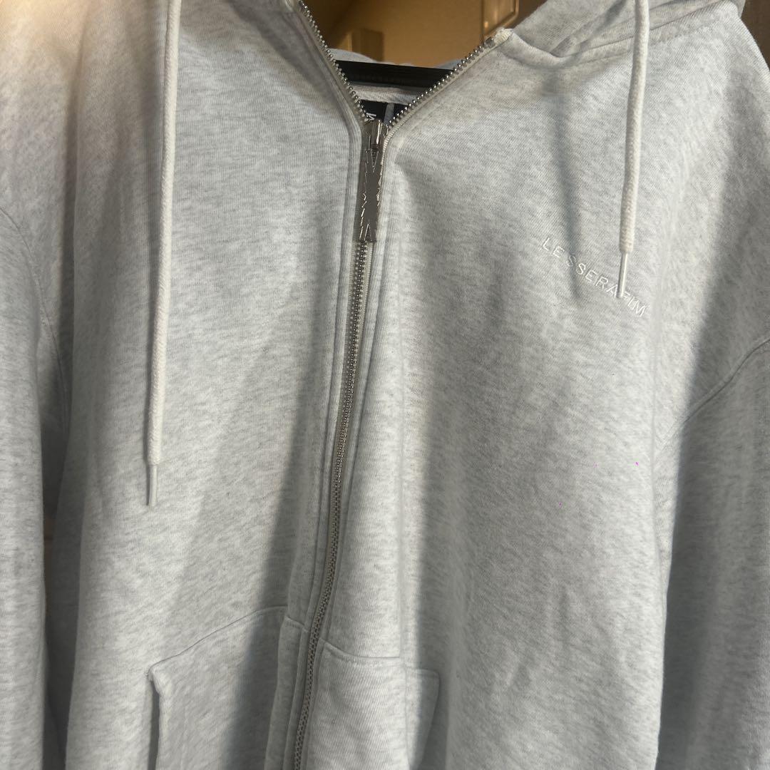 

[Б/У] Серая толстовка с молнией Le Sserafim, размер S