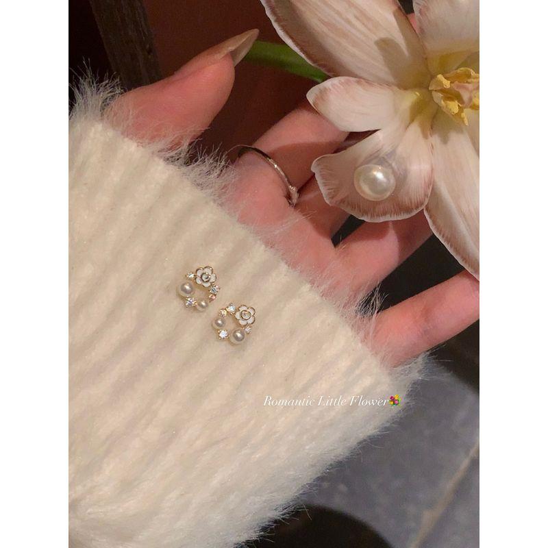 

Весенние изысканные маленькие серьги-пусеты с камелиями и жемчугом, доступная роскошь, серьги особого интереса, стильные, классные, изящные серьги для женщин Pair of 925 tremella needles