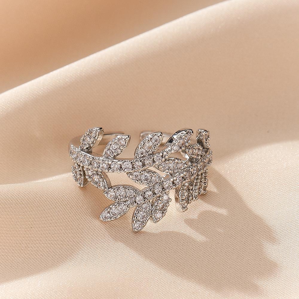 Small niche design, high-end leaf ring, women's simple and versatile daily fashion rings